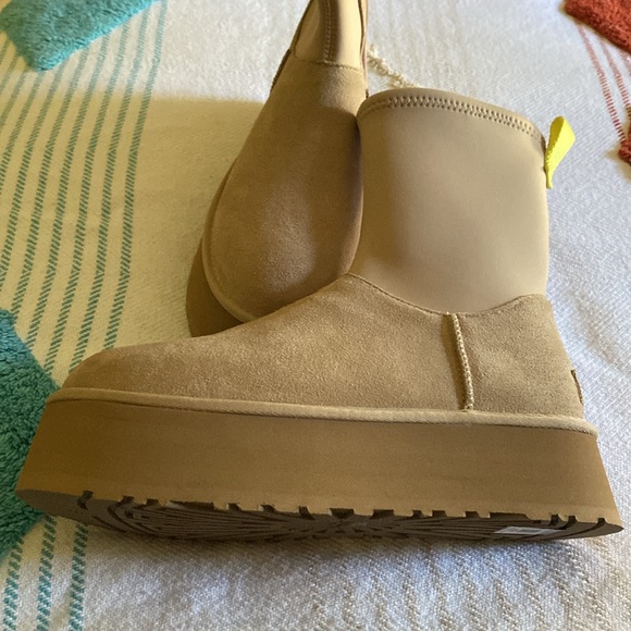 Ugg Australia
Ugg Australia is a luxury lifestyle brand - Picture 3 of 6